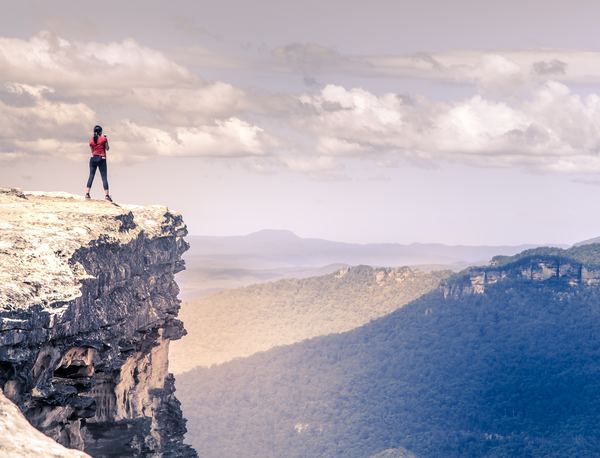 Ein Mensch auf einem Felsen, kraftvoll vor dem Abgrund